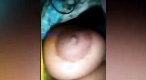 Selfie desnuda de una chica de Dhaka con grandes pechos mostrando sus activos 0 mín. 0 sec