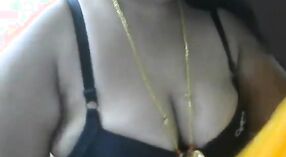 Tante in einem schwarzen BH zeigt ihre großen Brüste in einem Live-Sexvideo 1 min 20 s