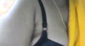 Tante en soutien-gorge noir exhibe ses gros seins dans une vidéo de sexe en direct 1 minute 40 sec
