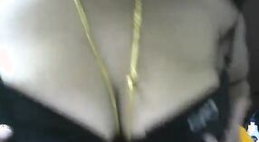 Tante en soutien-gorge noir exhibe ses gros seins dans une vidéo de sexe en direct 3 minute 40 sec