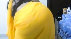 چاچی میں ایک سیاہ برا flaunts اس کی بڑی سینوں میں ایک لائیو جنسی ویڈیو 4 کم از کم 40 سیکنڈ