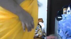 ఒక నల్ల బ్రాలో ఆంటీ తన పెద్ద రొమ్ములను ప్రత్యక్ష సెక్స్ వీడియోలో చూస్తుంది 5 మిన్ 00 సెకను