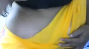 Tante in een zwart beha pronkt met haar grote borsten in een live seks video - 5 min 20 sec