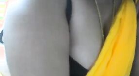 Bibi dengan bra hitam memamerkan payudaranya yang besar dalam video seks langsung 5 min 40 sec