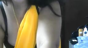 કાકી એક કાળા બ્રામાં તેના મોટા સ્તનોને જીવંત સેક્સ વિડિઓમાં બતાવે છે 6 મીન 00 સેકન્ડ