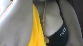 Tante in einem schwarzen BH zeigt ihre großen Brüste in einem Live-Sexvideo 0 min 0 s