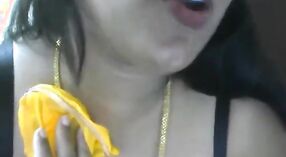 Tante in een zwart beha pronkt met haar grote borsten in een live seks video - 0 min 40 sec