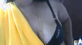 Tante in een zwart beha pronkt met haar grote borsten in een live seks video - 1 min 00 sec