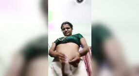 Vollbusige Madurais Frau wird nackt und frech 0 min 0 s