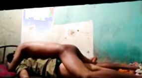 Wunderschönes tamilisches Video von einer Mutter, die ihre Muschi mit Sperma gefüllt bekommt 2 min 30 s