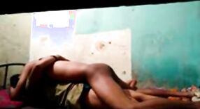 Wunderschönes tamilisches Video von einer Mutter, die ihre Muschi mit Sperma gefüllt bekommt 2 min 40 s