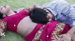 Mooi Tamil aunty gets ondeugend in de tuin 1 min 20 sec