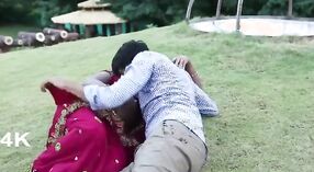 Mooi Tamil aunty gets ondeugend in de tuin 0 min 0 sec