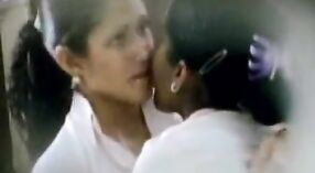 Heißer und dampfender Sex von lesbischen Freundinnen am Studentencomputer 1 min 00 s