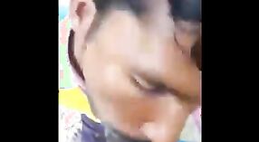 Gay man van Tirupur straft zijn lover met een zwembad kus en blowjob 0 min 0 sec