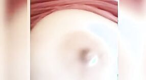 Gadis perguruan tinggi tamil yang cantik memamerkan payudara besarnya dalam video porno 0 min 0 sec