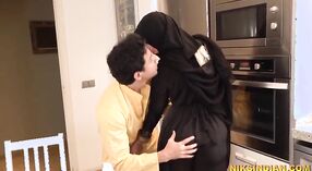 Freche arabische Fräulein Tante betrügt ihren Ehemann im video 1 min 20 s