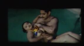 Kochająca szachy dziewczyna zostaje przyłapana na zdradzie w ogrodzie w tym tamilskim filmie xxx 4 / min 00 sec