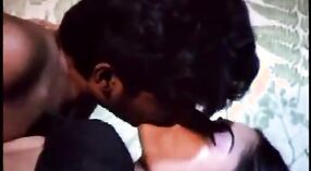 Adegan seks kotor Semaya dalam film porno Tamil dengan seorang pria Chilku muda 2 min 50 sec