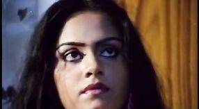 Adegan seks kotor Semaya dalam film porno Tamil dengan seorang pria Chilku muda 3 min 40 sec