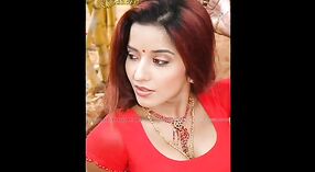 Sexy e sensuale clip di una splendida Tamil attrice 4 min 20 sec