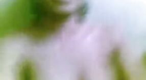 Ambur fille aux gros seins se déshabille et montre son corps d'adolescente en vidéo 0 minute 0 sec