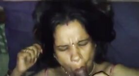 Bibi Tamil yang cantik menjadi Kacau dalam video Porno 1 min 50 sec