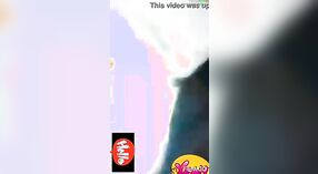 おっぱいと性的スキャンダルをフィーチャーしたタミル大学の女の子のセックスビデオ 2 分 20 秒