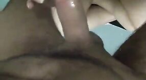 Mooi Indisch meisje geeft een hete pijpbeurt in deze porno video 0 min 0 sec