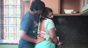 Tamil aunty Mowaye sterren in een stomende seks film 2 min 40 sec