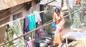 Grote borsten en een sari bad met een tamil tante in de countryside 0 min 0 sec