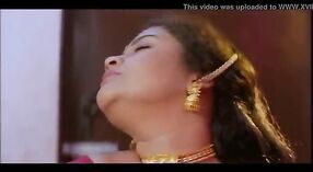 Młody człowiek przejmuje kontrolę nad namiętną kobietą w tym ekscytującym filmie tamilskim 2 / min 00 sec