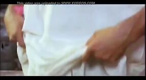 Młody człowiek przejmuje kontrolę nad namiętną kobietą w tym ekscytującym filmie tamilskim 2 / min 20 sec