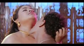 Młody człowiek przejmuje kontrolę nad namiętną kobietą w tym ekscytującym filmie tamilskim 3 / min 40 sec