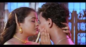 Młody człowiek przejmuje kontrolę nad namiętną kobietą w tym ekscytującym filmie tamilskim 4 / min 00 sec
