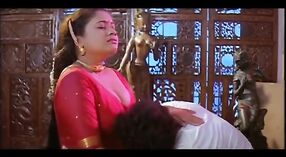 Młody człowiek przejmuje kontrolę nad namiętną kobietą w tym ekscytującym filmie tamilskim 1 / min 00 sec