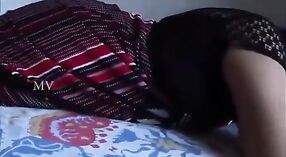 Groot-assed tamil aunty gets neer en vies in deze video 6 min 20 sec