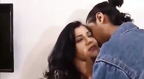 Groot-assed tamil aunty gets neer en vies in deze video 6 min 50 sec