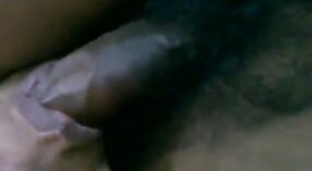 Een Tamil echtpaar verkent hun seksuele verlangens in een stomende scène 2 min 50 sec
