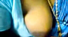 Ibu Rumah Tangga Tamil yang ketat Menjadi Nakal dalam Video Seks Baru ini 2 min 00 sec