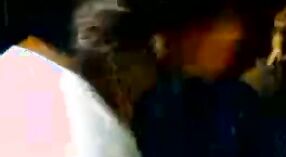 Ibu Rumah Tangga Tamil yang ketat Menjadi Nakal dalam Video Seks Baru ini 2 min 50 sec