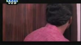 カラのスキャンダルへの愛は、このタミル語のバスルームセックスビデオで明らかです 0 分 0 秒