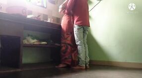 Groot Boobed Tamil Aunty neukt haar meid in een openbare keuken 0 min 0 sec