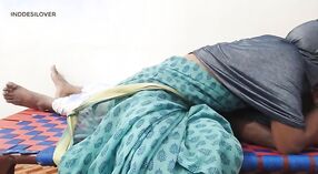 Tamilische Hausfrau gönnt sich Sex mit dem Onkel ihres Nachbarn 1 min 10 s