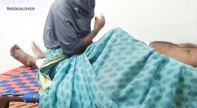 Tamilische Hausfrau gönnt sich Sex mit dem Onkel ihres Nachbarn 2 min 00 s