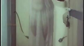 Schaakfilm met een vrouw die een bad neemt na haar vuile werk 2 min 40 sec