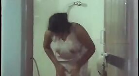 Film catur menampilkan seorang istri mandi setelah pekerjaan kotornya 2 min 50 sec
