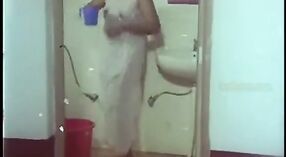Scacchi film con una moglie di prendere un bagno dopo il suo lavoro sporco 3 min 10 sec