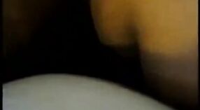 Desi Pulas große Brüste und Brüste sind in diesem schmutzigen Video vollständig zu sehen 1 min 50 s