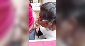 Una universitaria sexy y una mujer mayor participan en un juego de ajedrez en un video caliente 0 mín. 0 sec